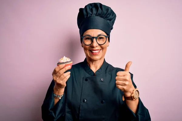 Femme Boulangère Âge Moyen Portant Uniforme Cuisinière Chapeau Tenant Délicieux — Photo