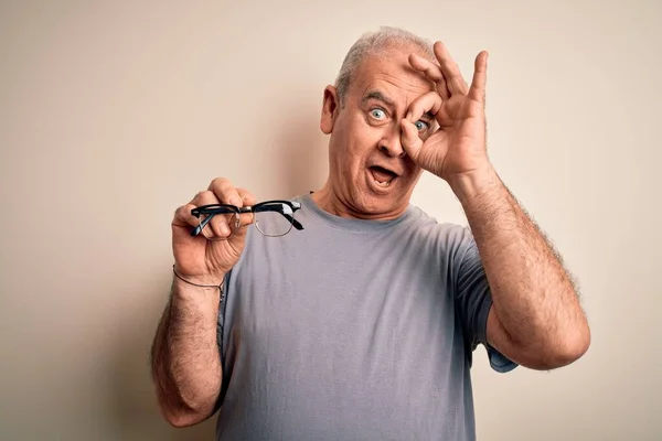 Medelålders Hoary Optisk Man Hålla Glasögon Över Isolerad Vit Bakgrund — Stockfoto