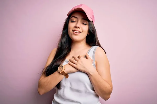 Mujer Morena Joven Con Gorra Deportiva Casual Sobre Fondo Rosa — Foto de Stock