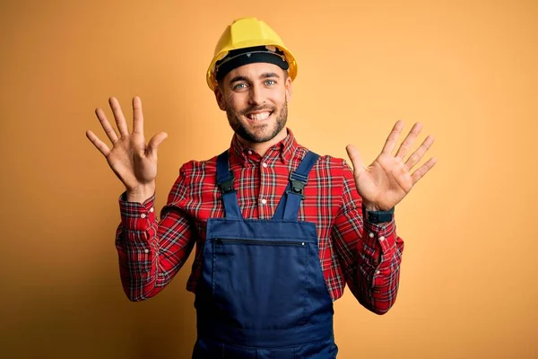 Joven Constructor Con Uniforme Construcción Casco Seguridad Sobre Fondo Aislado — Foto de Stock