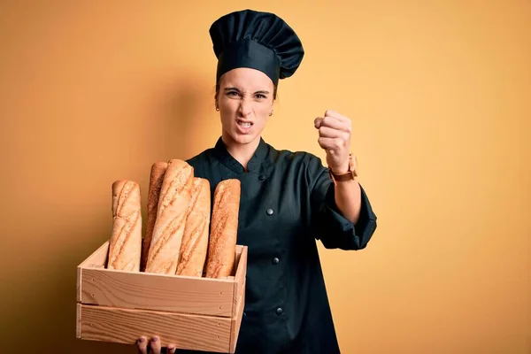 Mladá Krásná Pekařka Kuchařské Uniformě Klobouku Drží Dřevěnou Krabici Chlebem — Stock fotografie
