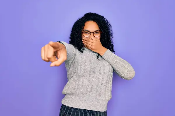 Ung Afrikansk Amerikansk Kvinna Bär Casual Tröja Och Glasögon Över — Stockfoto