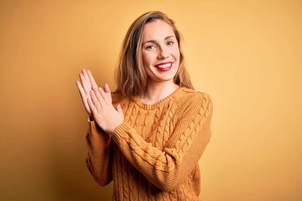 Junge Schöne Blonde Frau Lässigem Pullover Steht Über Gelbem Hintergrund — Stockfoto