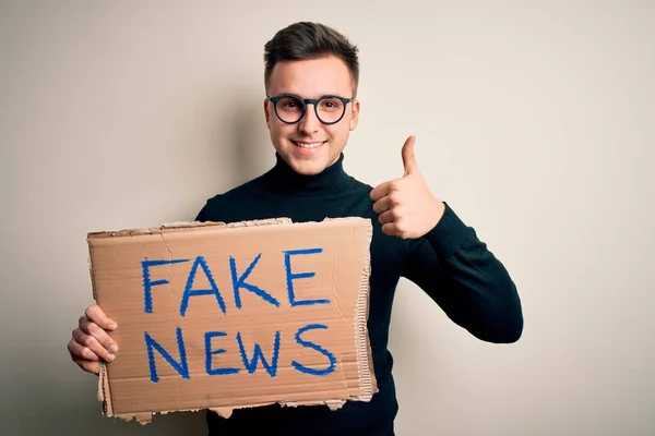 Jonge Knappe Blanke Man Met Protest Karton Voor Desinformatie Nep — Stockfoto