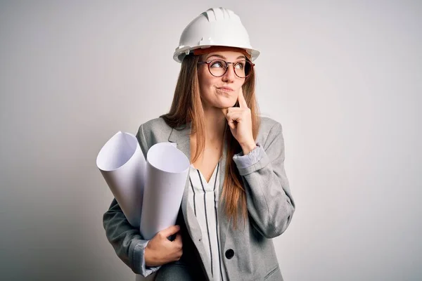 Jonge Mooie Roodharige Architect Vrouw Met Bril Veiligheidshelm Met Blauwdrukken — Stockfoto