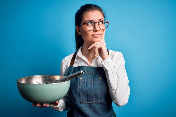 Joven Hermosa Cocina Mujer Con Ojos Azules Usando Tazón Batir —  Fotos de Stock