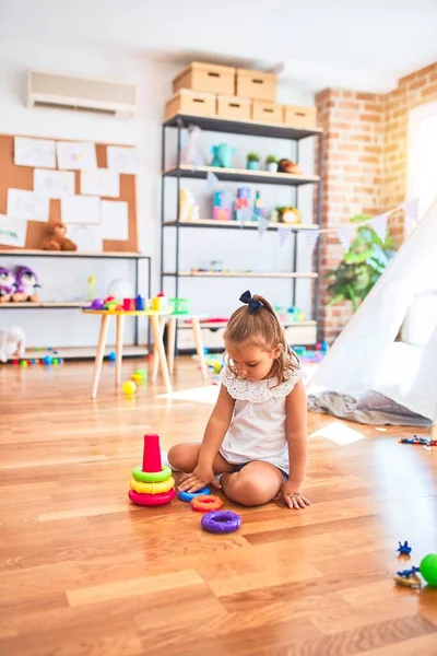 Genç Güzel Sarışın Kız Anaokulunda Oyuncaklarla Eğleniyor Gülümseyerek Evde Bütünleşme — Stok fotoğraf