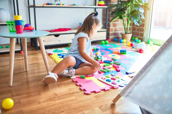 Genç Güzel Sarışın Çocuk Anaokulunda Oyuncaklarla Oyun Oynuyor Evde Mutlu — Stok fotoğraf