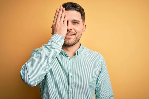 Joven Hombre Negocios Con Ojos Azules Con Elegante Camisa Verde —  Fotos de Stock