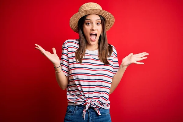 Jovem Bela Mulher Morena Vestindo Camiseta Listrada Chapéu Verão Sobre — Fotografia de Stock
