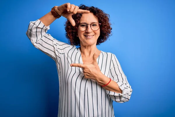 Orta Yaşlı Güzel Kıvırcık Saçlı Kadın Izole Edilmiş Arka Planda — Stok fotoğraf