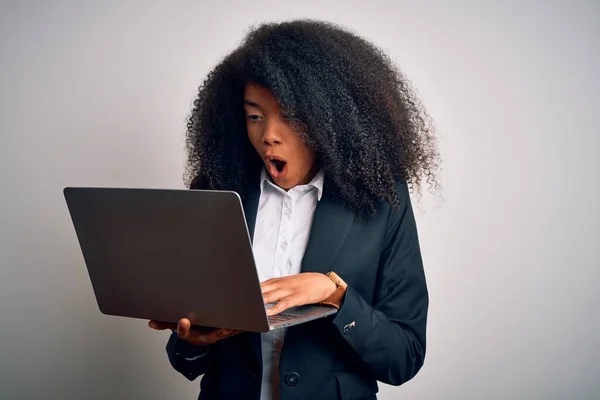 Joven Mujer Negocios Afroamericana Con Cabello Afro Usando Computadora Portátil —  Fotos de Stock