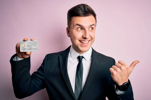 Νεαρός Όμορφος Καυκάσιος Επιχειρηματίας Πιστωτική Κάρτα Πάνω Από Ροζ Φόντο — Φωτογραφία Αρχείου