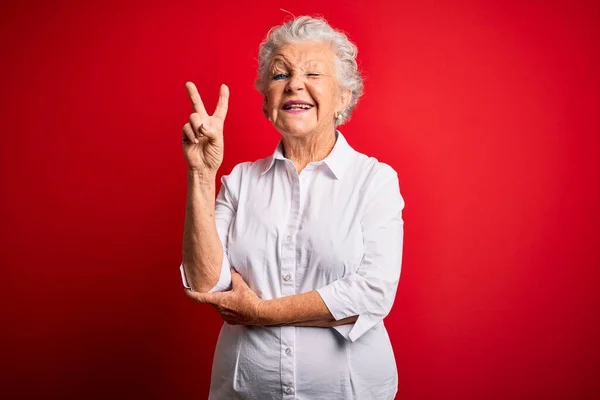 Ältere Schöne Frau Elegantem Hemd Die Vor Isoliertem Rotem Hintergrund — Stockfoto