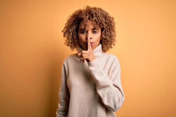 Jovem Bela Mulher Afro Americana Vestindo Camisola Gola Alta Sobre — Fotografia de Stock