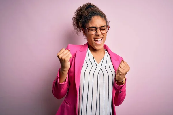 Vacker Afrikansk Amerikansk Affärskvinna Bär Jacka Och Glasögon Över Rosa — Stockfoto