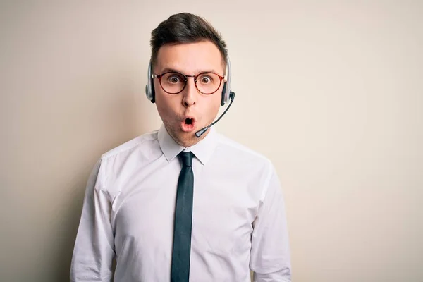 Giovane Uomo Affari Caucasico Bello Indossare Cuffie Call Center Servizio — Foto Stock