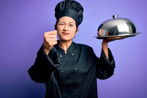 Jonge Mooie Chinese Chef Kok Vrouw Dragen Kookplaat Uniform Hoed — Stockfoto