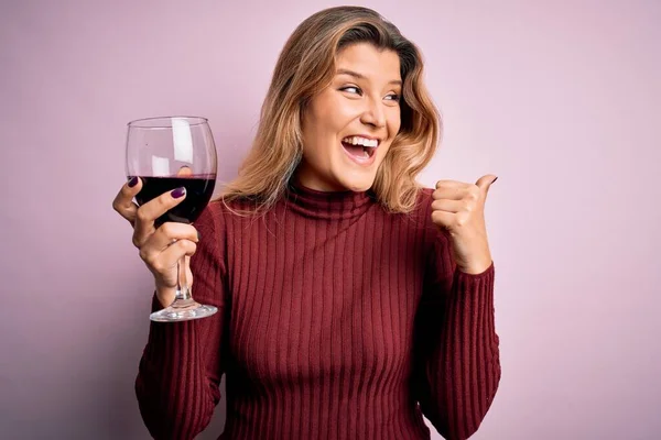 Joven Hermosa Mujer Rubia Bebiendo Vidrio Vino Tinto Sobre Fondo —  Fotos de Stock