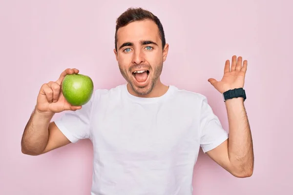 Jeune Homme Beau Avec Les Yeux Bleus Mangeant Pomme Verte — Photo