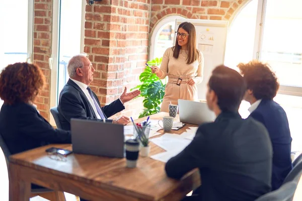 Grupo Empresários Sorrindo Feliz Confiante Uma Reunião Trabalhando Juntos Olhando — Fotografia de Stock