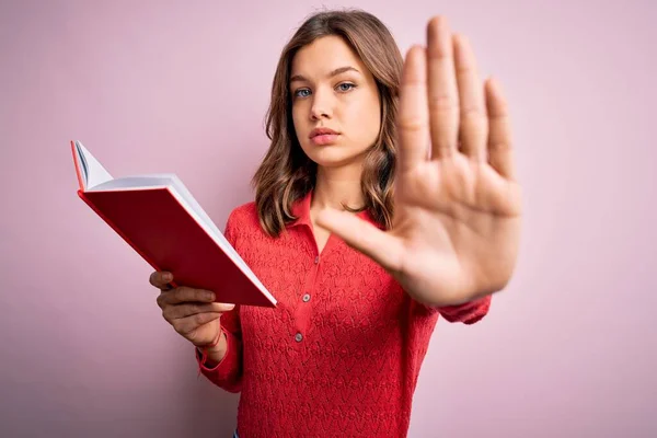 Ung Blond Student Flicka Läser Bok Över Rosa Isolerad Bakgrund — Stockfoto