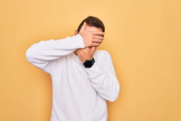 Junger Gutaussehender Mann Mit Blauen Augen Lässigem Pullover Vor Gelbem — Stockfoto