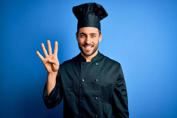 Jovem Chef Bonito Homem Com Barba Vestindo Uniforme Fogão Chapéu — Fotografia de Stock