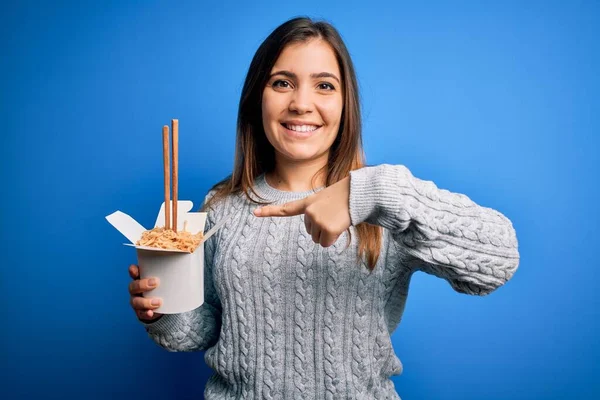 Young Woman Eating Asian Noodles Take Away Box Using Chopstick — Stock Photo, Image