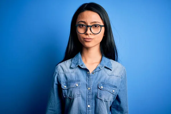 Jovem Mulher Chinesa Bonita Vestindo Camisa Jeans Casual Sobre Fundo — Fotografia de Stock