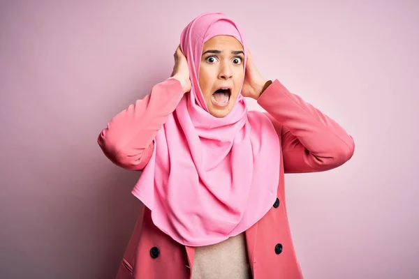 Junges Schönes Mädchen Mit Muslimischem Hijab Das Vor Isoliertem Rosa — Stockfoto