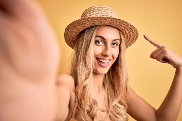 Jeune Belle Femme Blonde Vacances Portant Bikini Chapeau Faisant Selfie — Photo