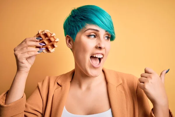 Jovem Com Cabelo Moda Azul Segurando Delicioso Wffle Sobre Fundo — Fotografia de Stock