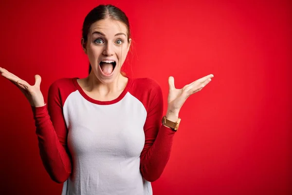 Junge Schöne Rothaarige Frau Lässigem Shirt Vor Isoliertem Roten Hintergrund — Stockfoto