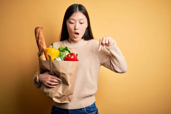 Joven Mujer Asiática Sosteniendo Bolsa Papel Alimentos Frescos Saludables Sobre — Foto de Stock