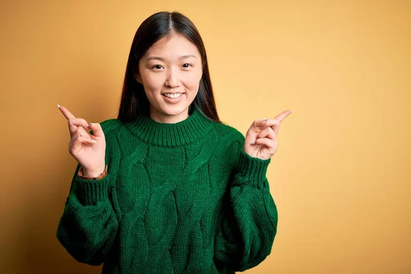 Jonge Mooie Aziatische Vrouw Draagt Groene Winter Trui Gele Geïsoleerde — Stockfoto