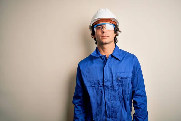 Joven Constructor Con Uniforme Casco Seguridad Sobre Fondo Blanco Aislado —  Fotos de Stock