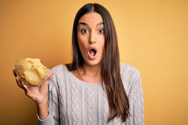 Jovem Bela Morena Segurando Tigela Com Salgadinhos Batatas Fritas Sobre — Fotografia de Stock