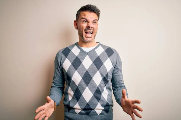 Jonge Knappe Man Draagt Casual Trui Staan Geïsoleerde Witte Achtergrond — Stockfoto