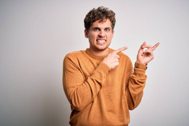 Sarışın, kıvırcık saçlı, beyaz arka planda sıradan bir süveter giyen genç ve yakışıklı bir adam. Endişeli ve gergin bir yana, endişeli ve şaşırmış bir yüz ifadesi var.