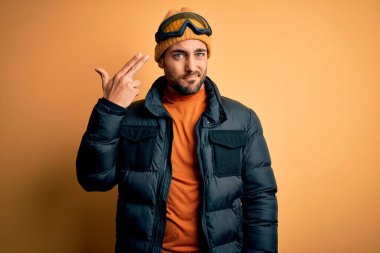 Sakallı, kar maskesi takan, kar maskeli genç yakışıklı kayakçı kendini vuruyor ve öldürüyor..