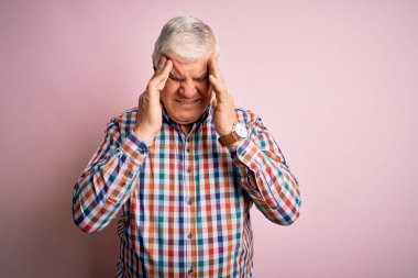 Yaşlı, yakışıklı, beyaz, günlük, pembe gömlekli, soyutlanmış, baş ağrısı çeken bir adam. Stres yüzünden. Migren ağrısı..
