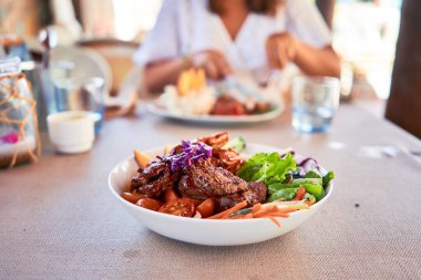 Lezzetli kızarmış et tabağı