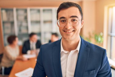 Avukatlar hukuk bürosunda toplanıyor. İş yerinde finans üzerinde çalışan profesyonel yönetici ortaklar stratejik olarak çalışıyor. Lider işçi kameraya bakarak kendinden emin duruyor..