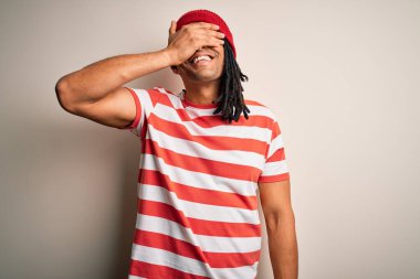 Sarı tişörtlü, yün şapkalı, yüzünde gülümsemesi ve yüzünde şaşkınlıkla gülen siyah saçlı Afro-Amerikan genç adam. Kör kavram.