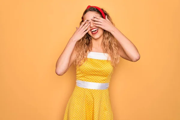 Hermosa Mujer Rubia Pin Con Ojos Azules Usando Diadema Pie — Foto de Stock