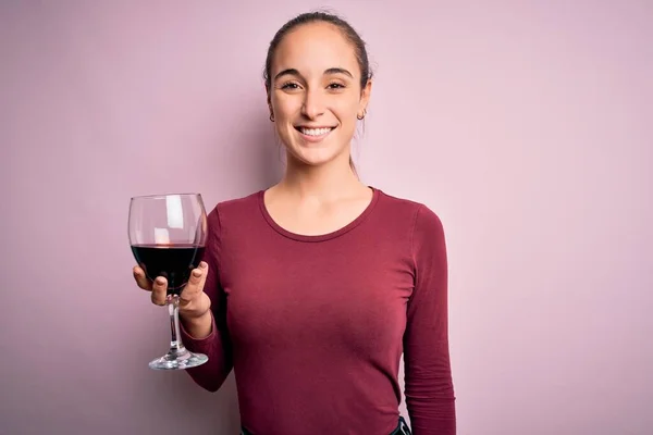 Giovane Bella Donna Che Beve Vetro Con Vino Rosso Sfondo — Foto Stock