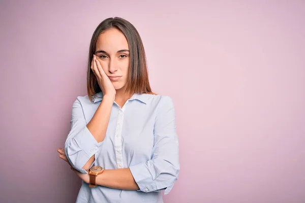 Joven Mujer Negocios Hermosa Con Camisa Elegante Pie Sobre Fondo — Foto de Stock