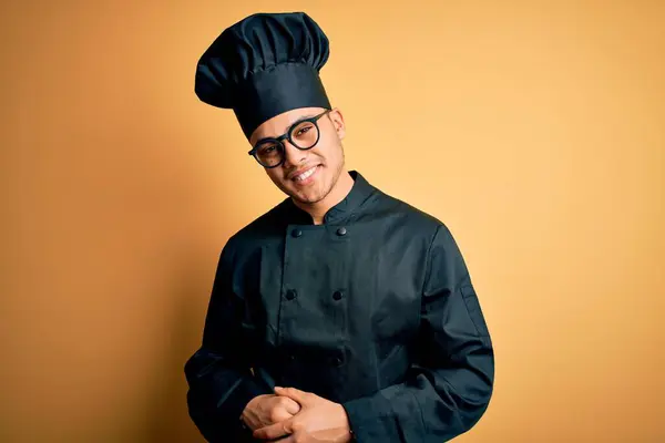 Joven Chef Brasileño Con Uniforme Cocina Sombrero Sobre Fondo Amarillo —  Fotos de Stock