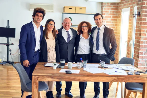 Gruppe Von Geschäftsleuten Die Glücklich Und Zuversichtlich Einem Meeting Lächeln — Stockfoto